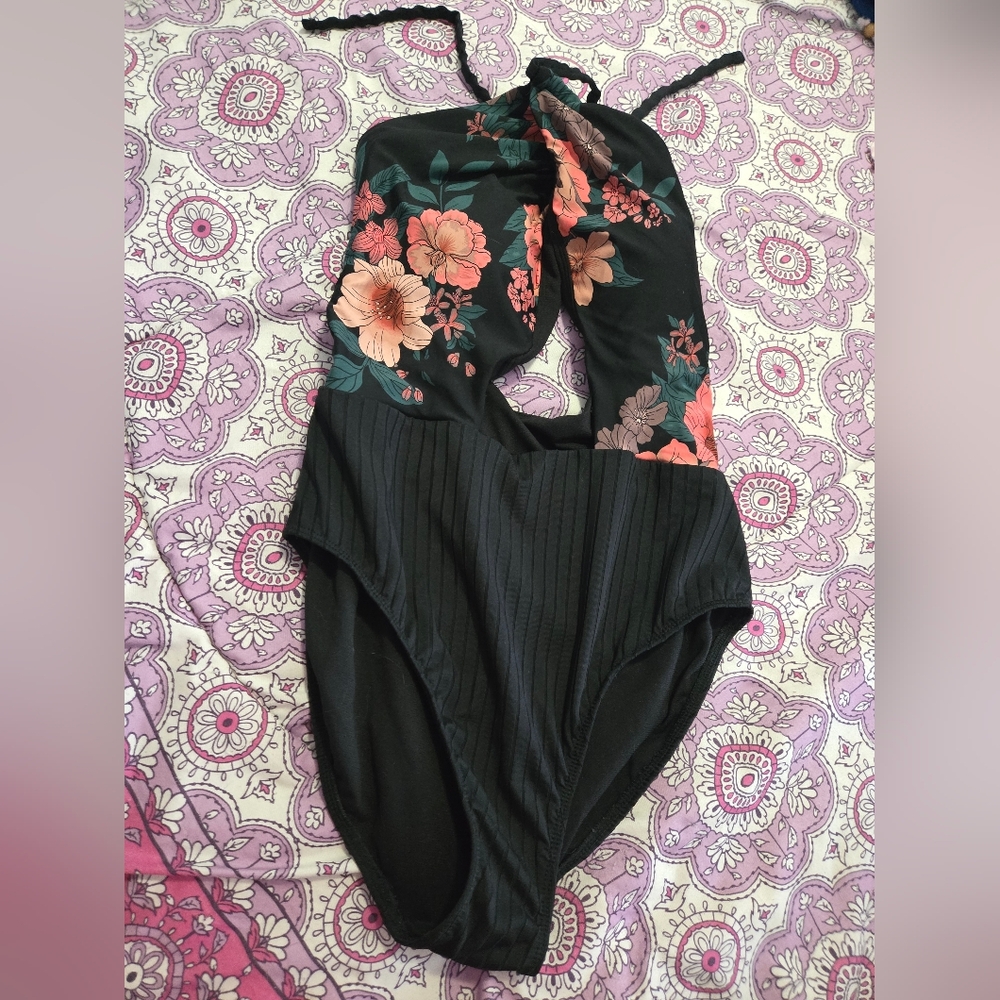 Size Medium 8-10 Time&Tru Black Peach, Brown, And Green Floral Swimsuit Padded